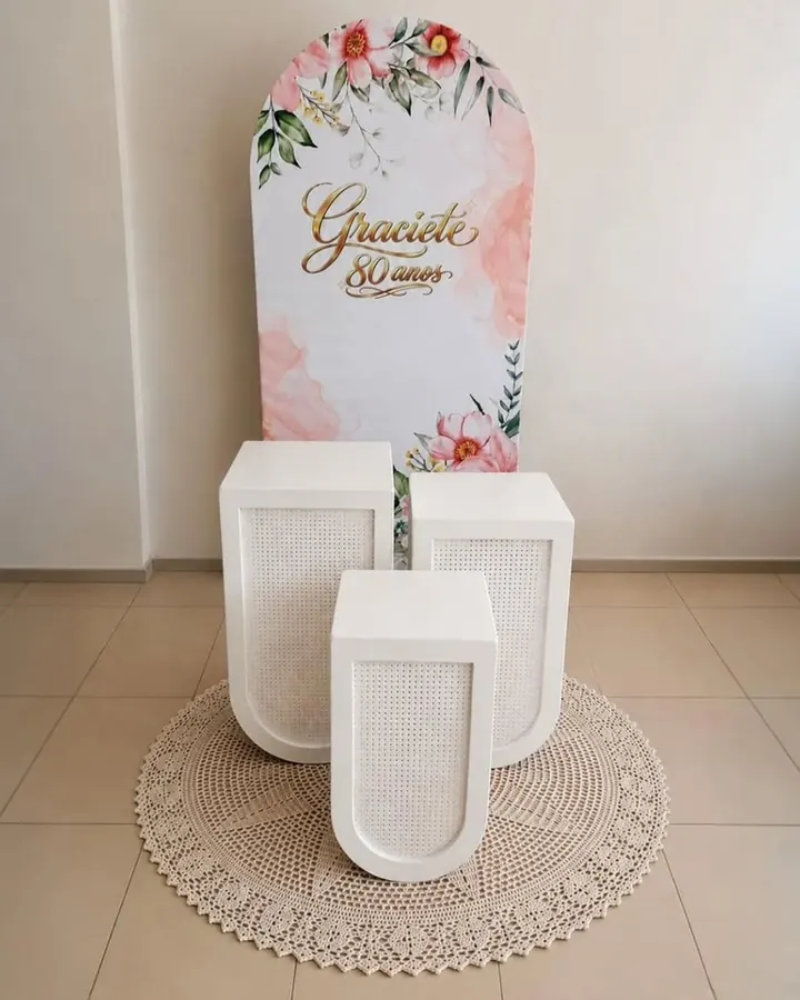 Kit floral para 80 anos com cilindros brancos